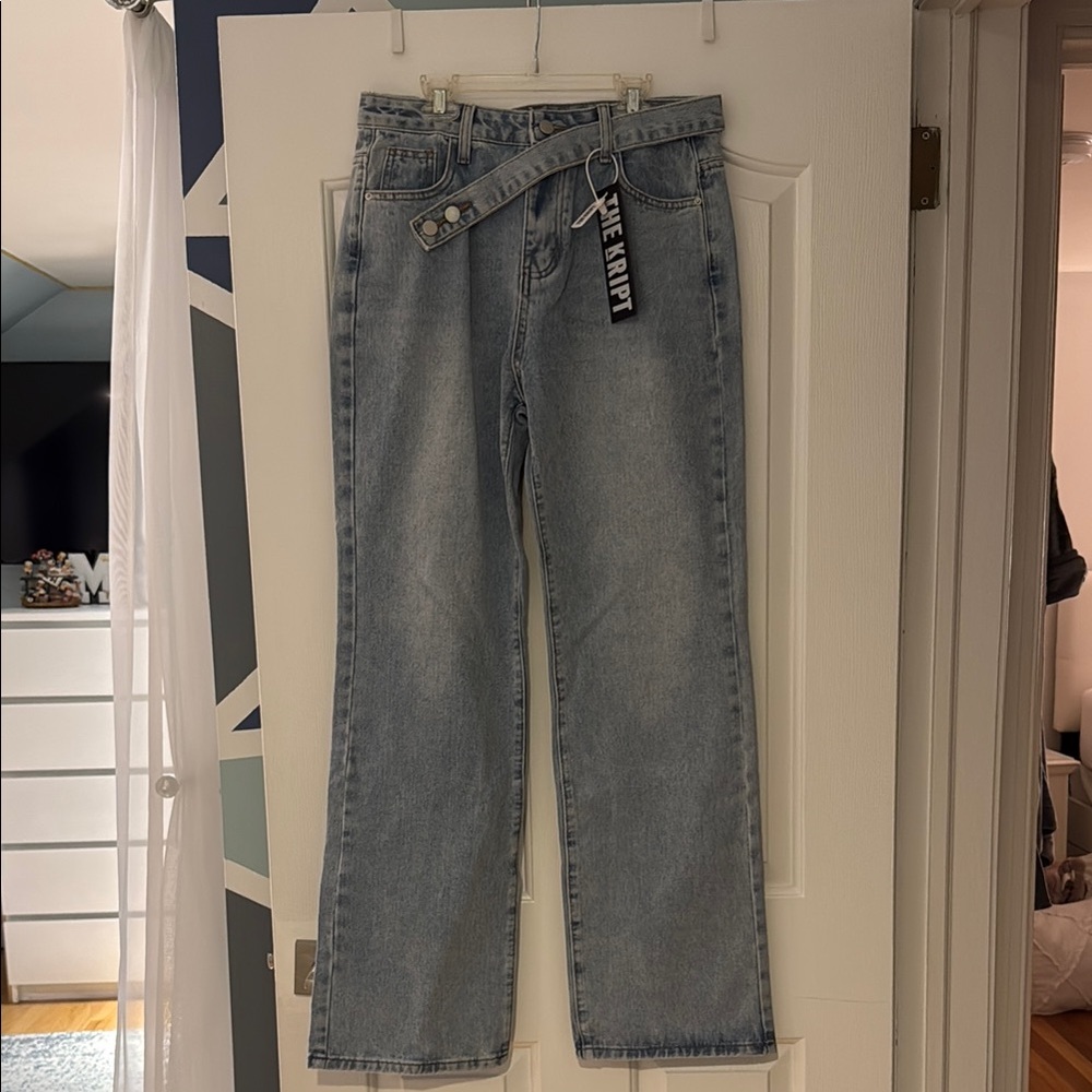 The Kript Light Wash Straight Leg Women's Jeans